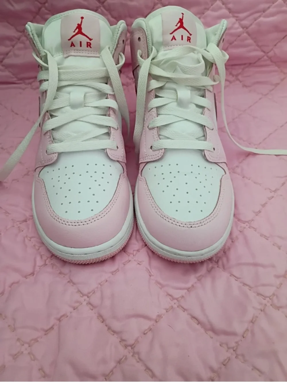 Nike Low Top Sneakers in White & Light Pink size 6y